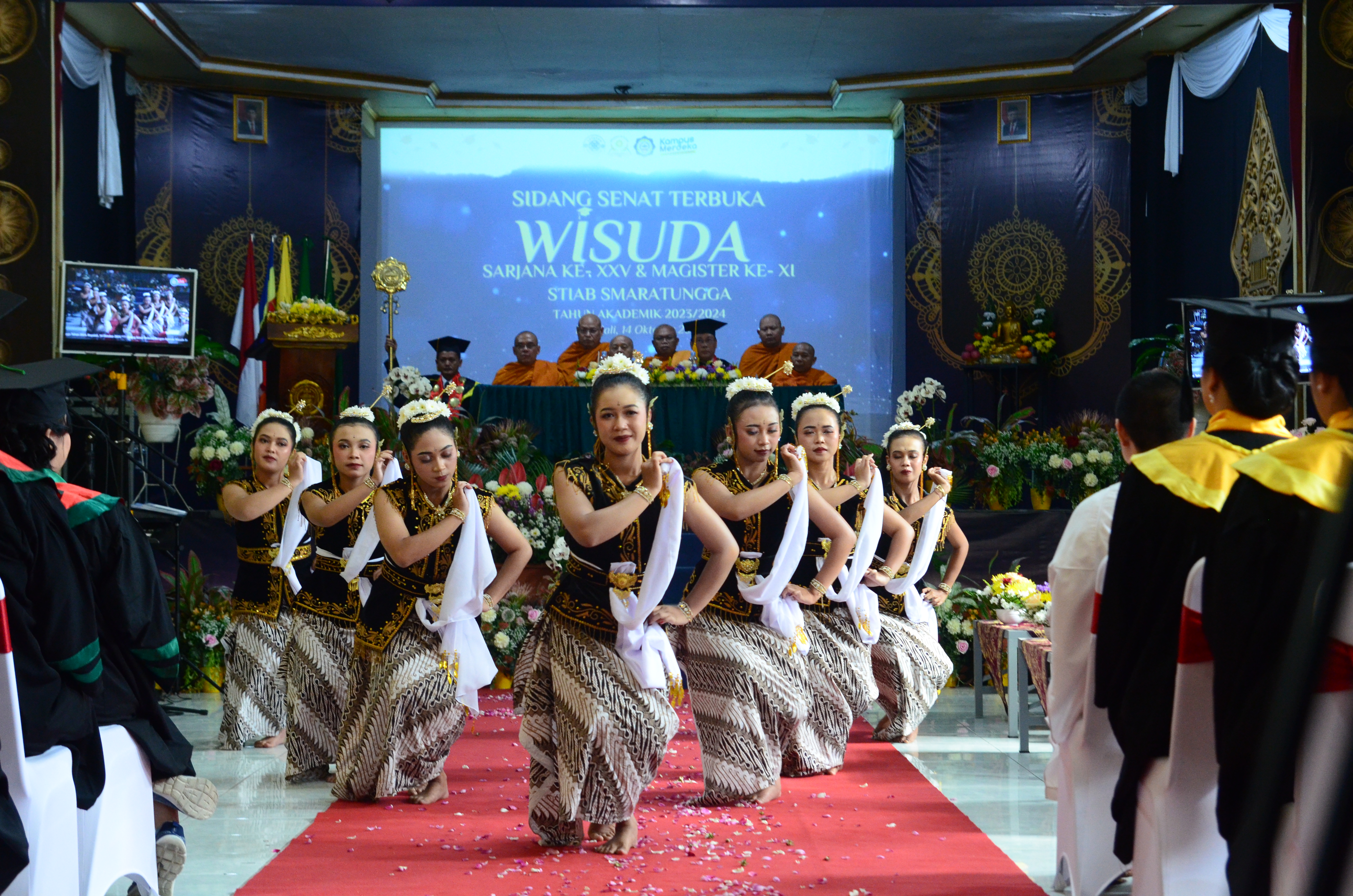 UKM Tari STIAB Smaratungga Tampilkan Tari Krida di Wisuda Sarjana XXV dan Magister XI