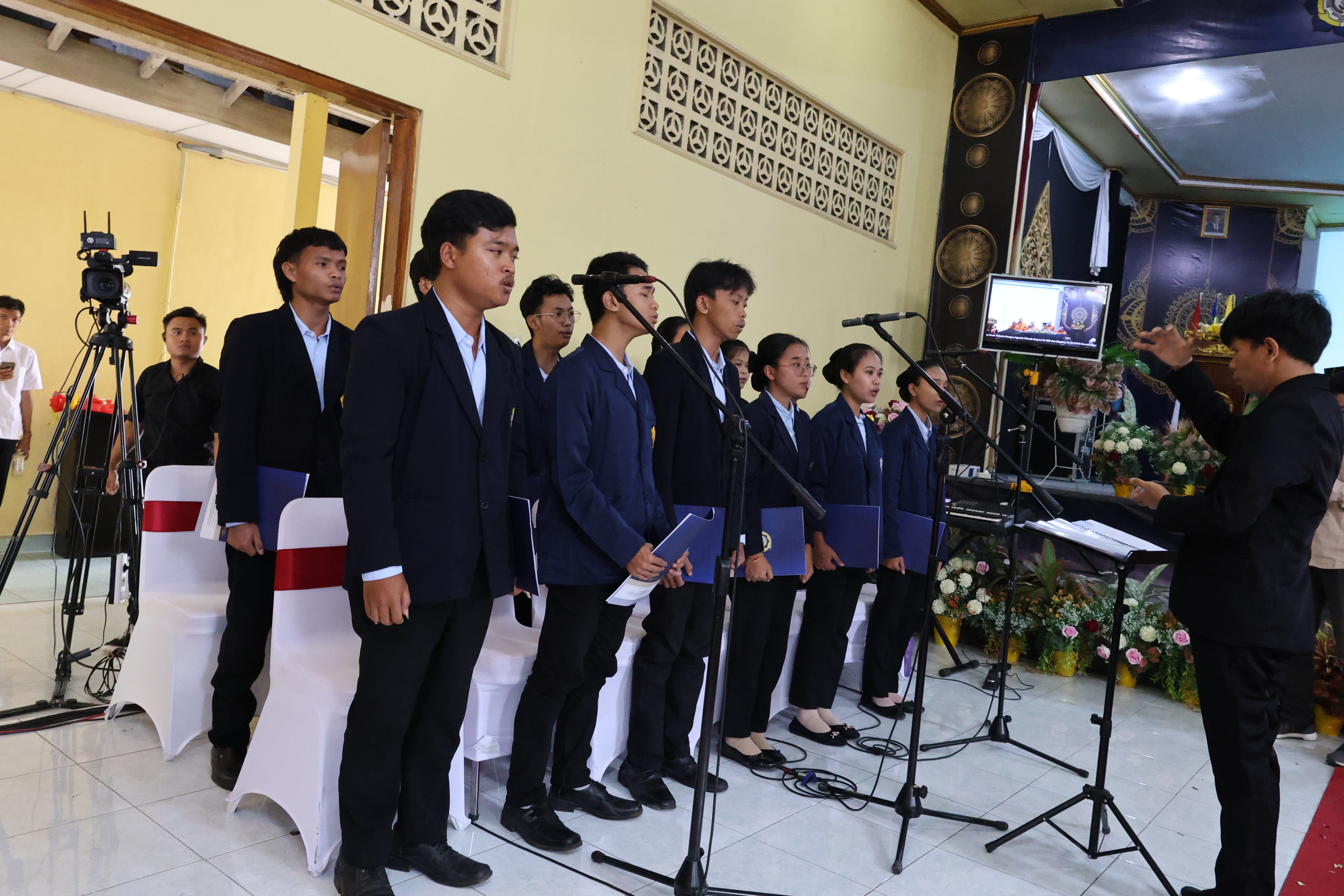 Wisuda STIAB Smaratungga Semarak dengan Persembahan Paduan Suara